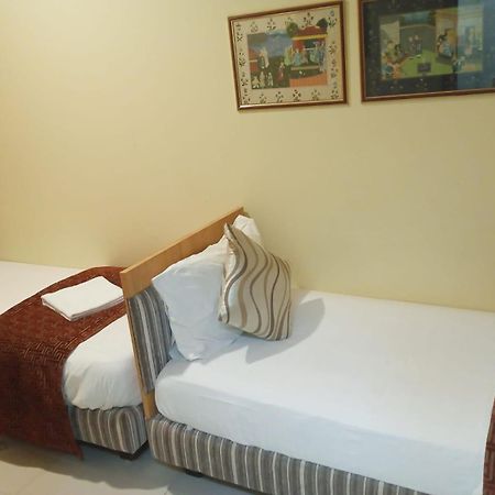 Bentley Hotel Marine Drive Мумбай Екстериор снимка