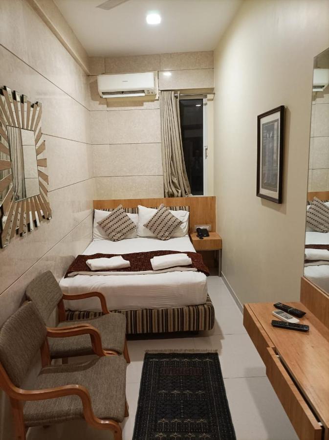 Bentley Hotel Marine Drive Мумбай Екстериор снимка