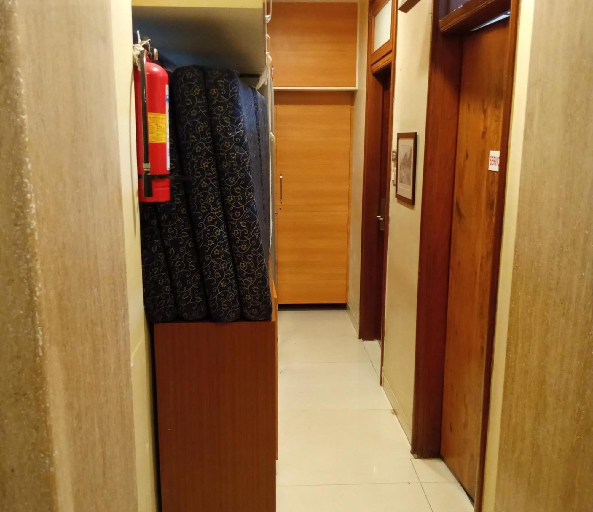 Bentley Hotel Marine Drive Мумбай Екстериор снимка