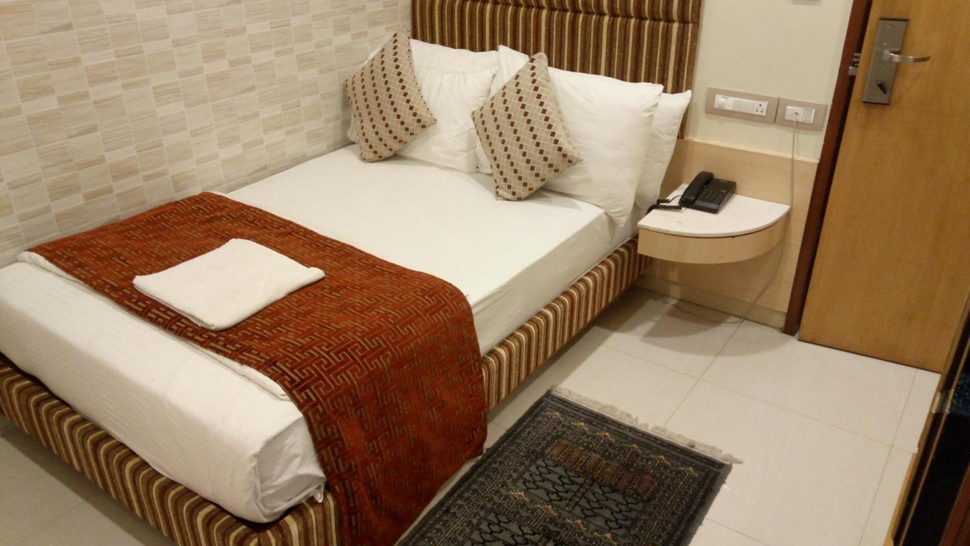 Bentley Hotel Marine Drive Мумбай Екстериор снимка