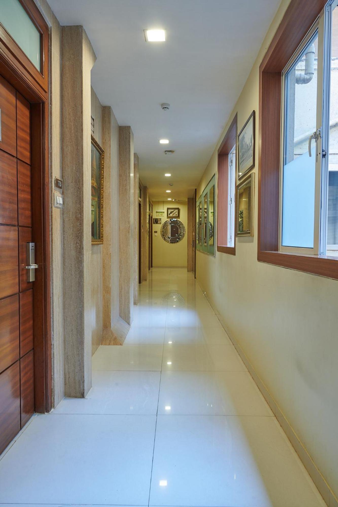 Bentley Hotel Marine Drive Мумбай Екстериор снимка
