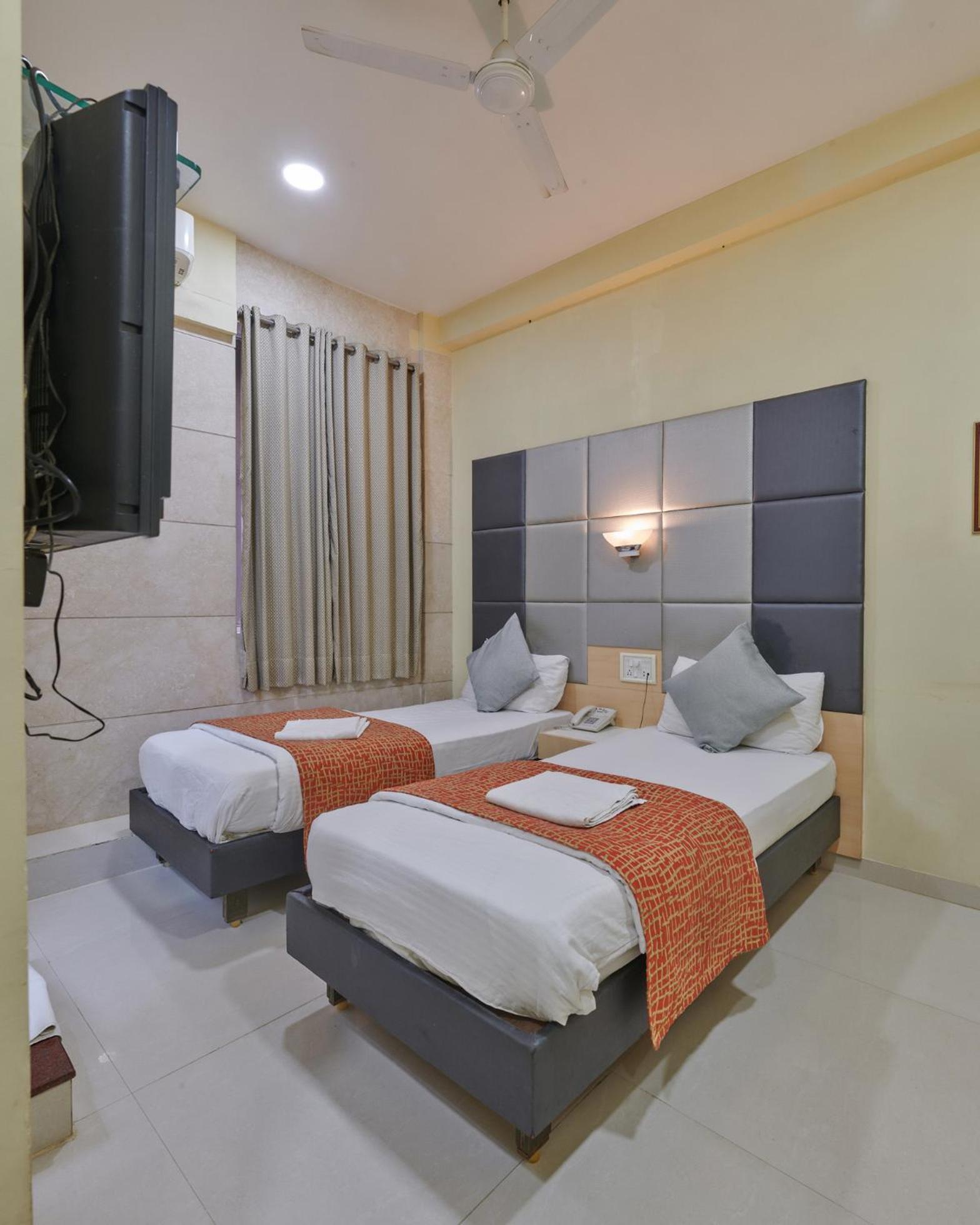 Bentley Hotel Marine Drive Мумбай Екстериор снимка