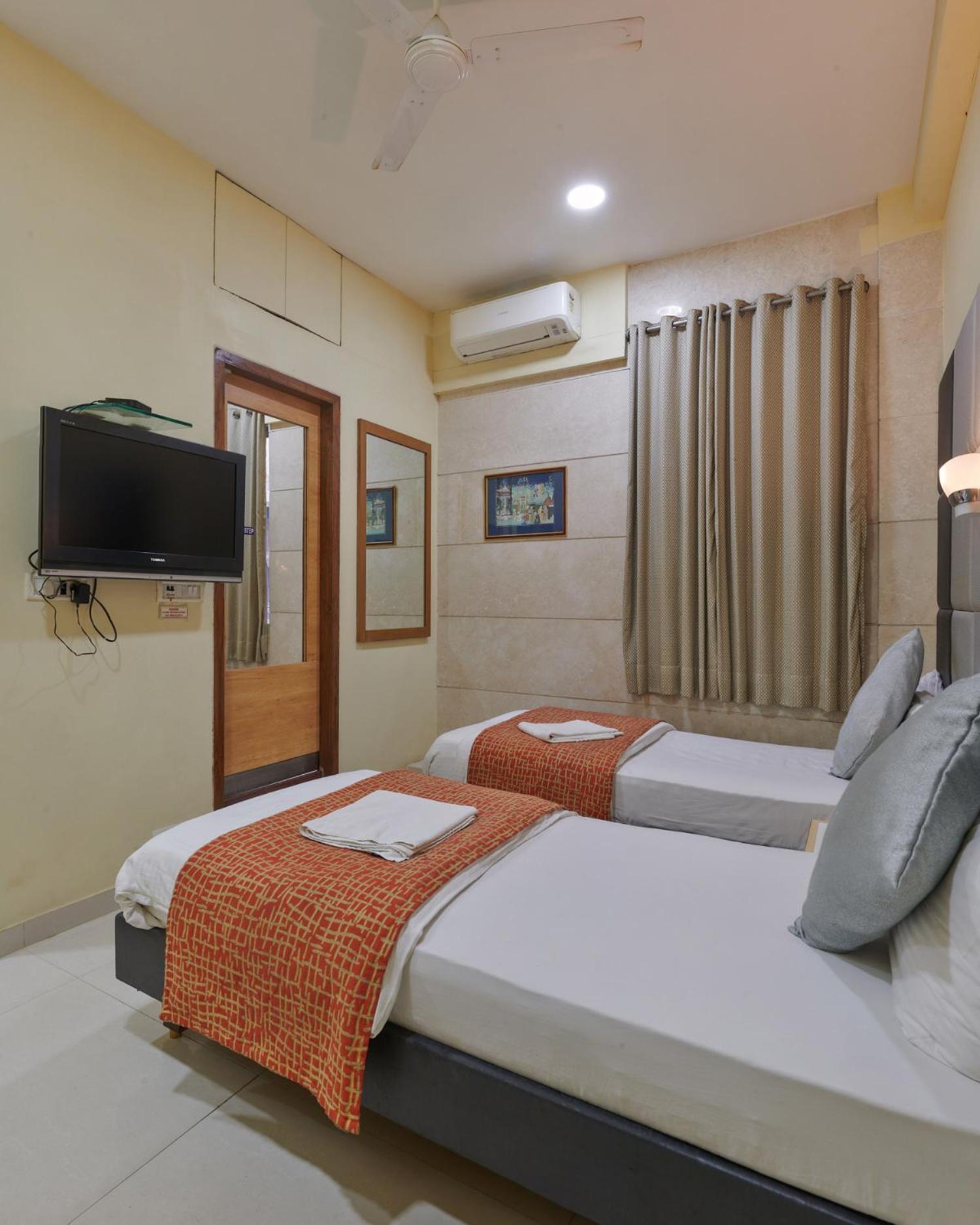 Bentley Hotel Marine Drive Мумбай Екстериор снимка