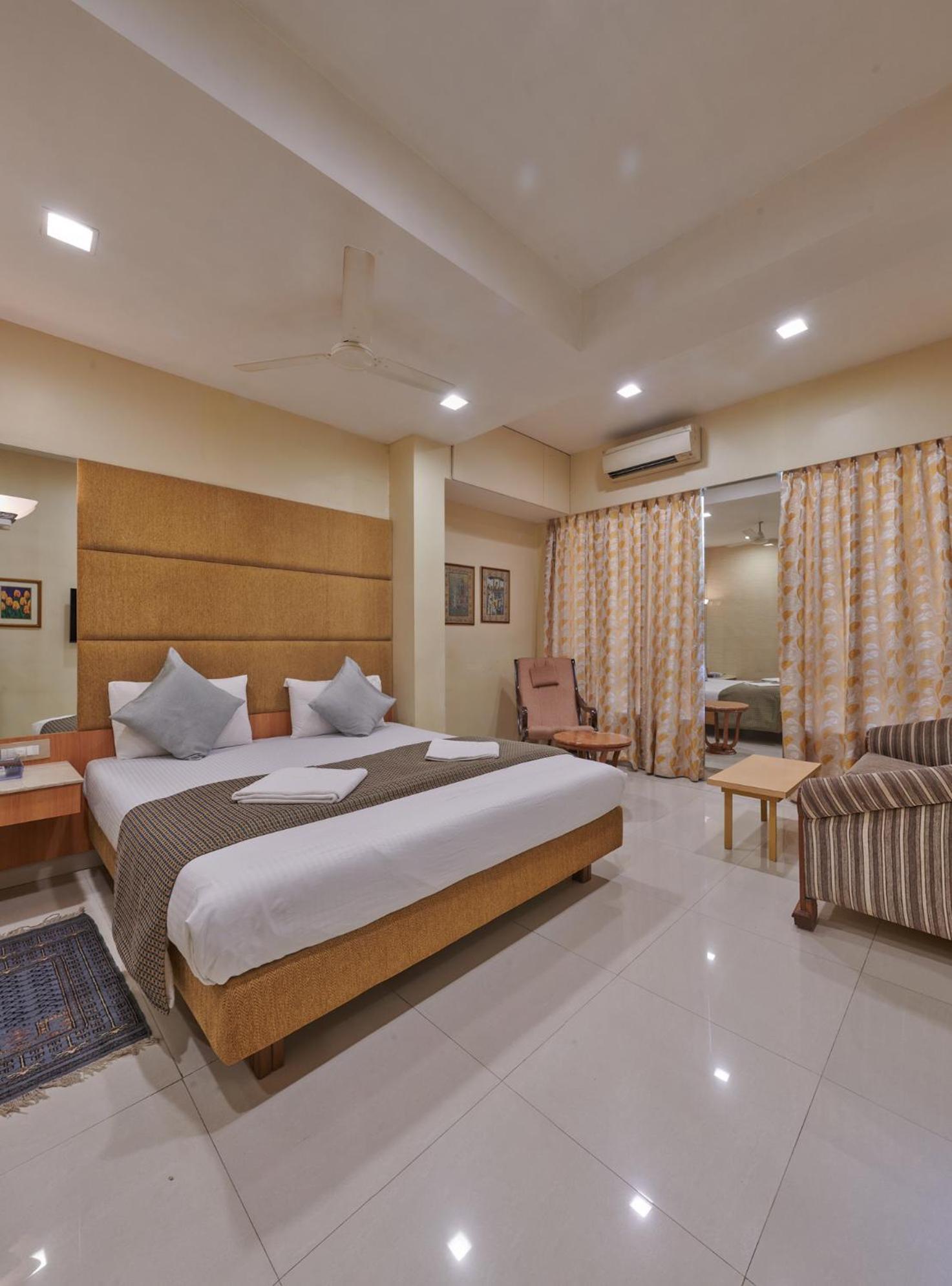 Bentley Hotel Marine Drive Мумбай Екстериор снимка