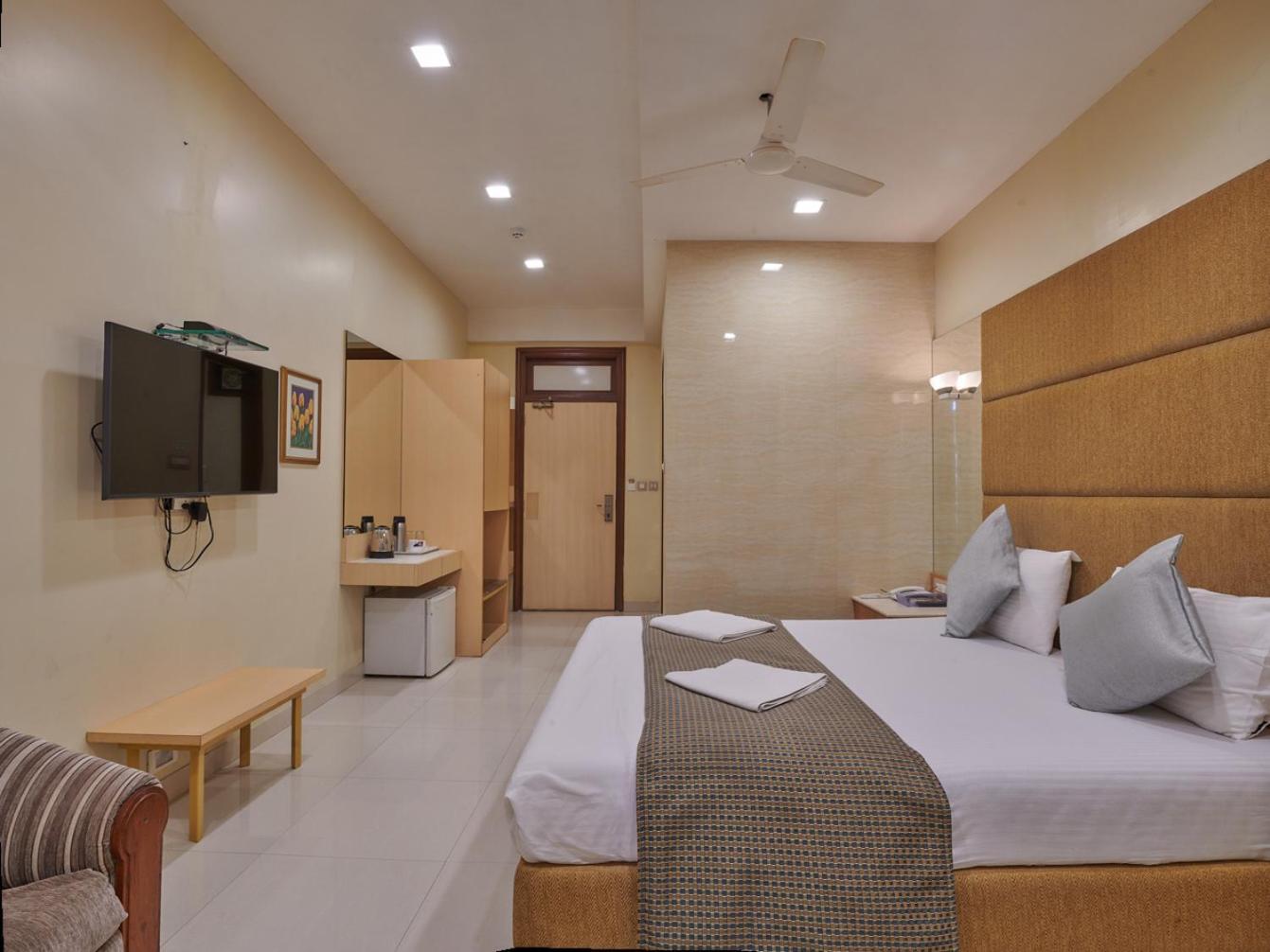 Bentley Hotel Marine Drive Мумбай Екстериор снимка