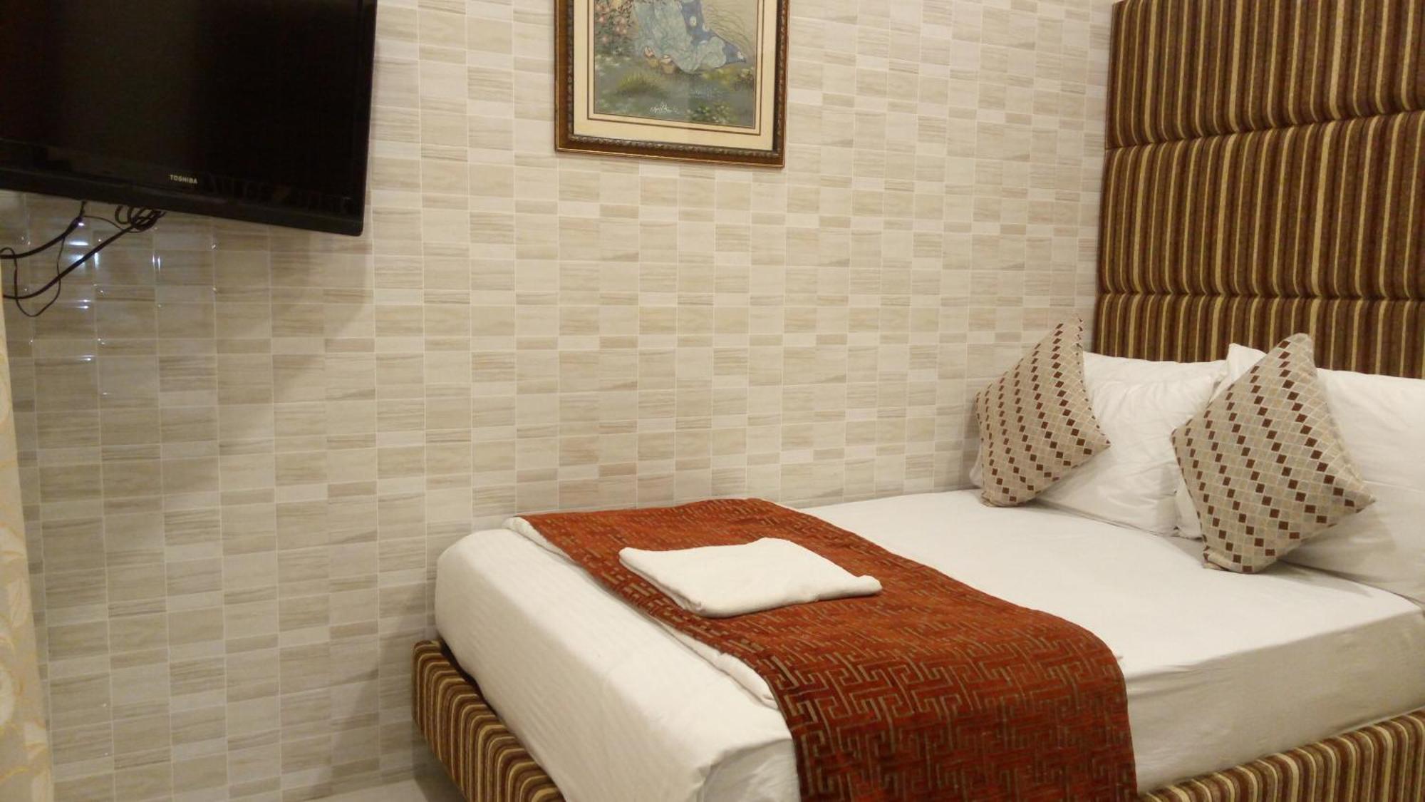 Bentley Hotel Marine Drive Мумбай Екстериор снимка