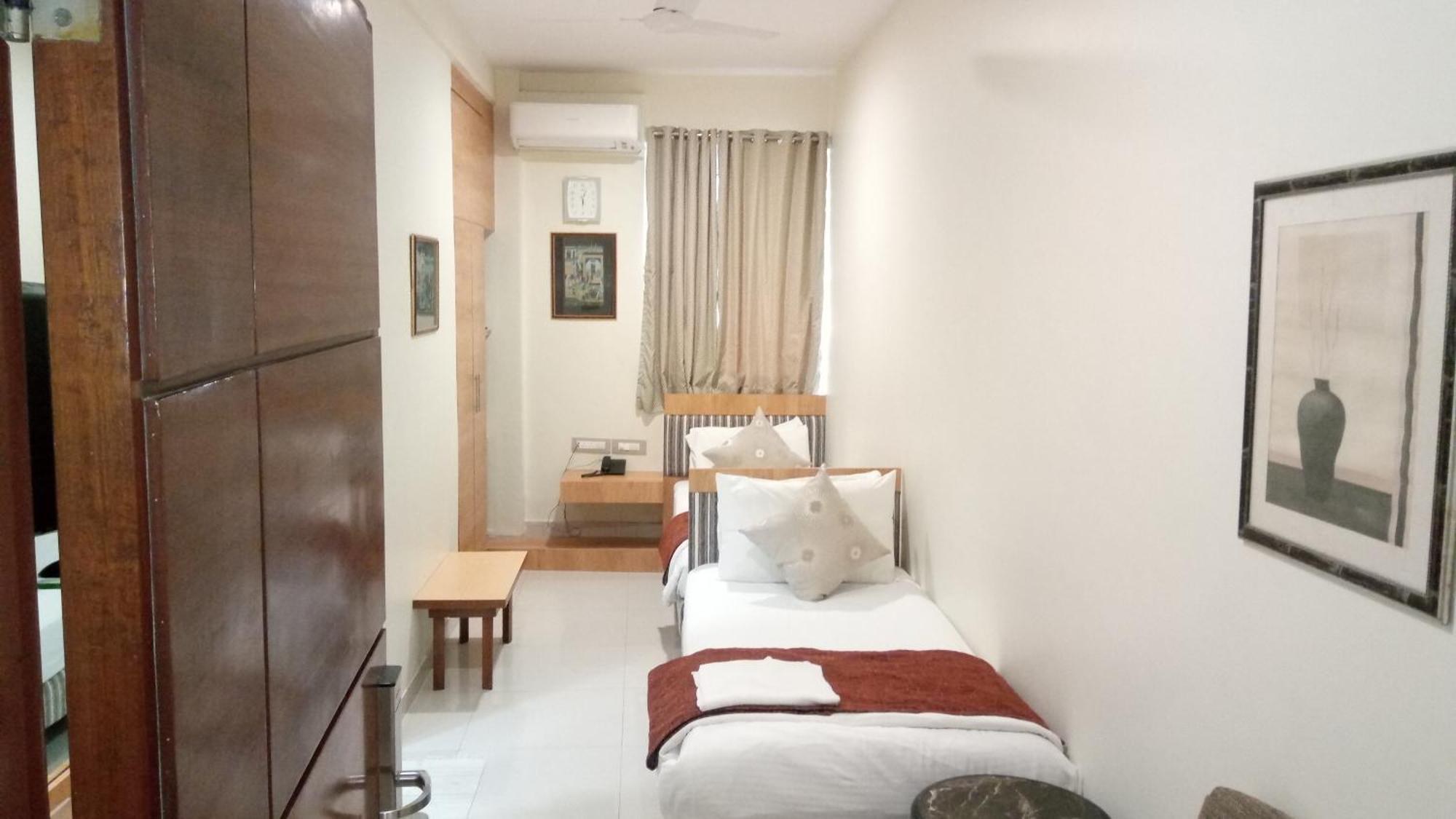 Bentley Hotel Marine Drive Мумбай Екстериор снимка