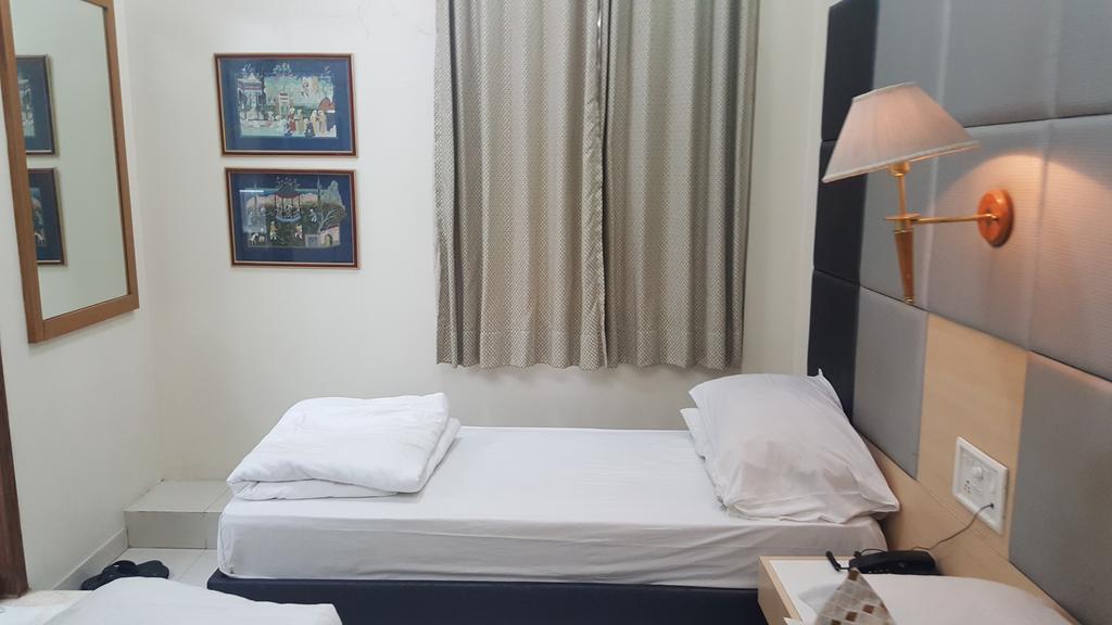 Bentley Hotel Marine Drive Мумбай Екстериор снимка