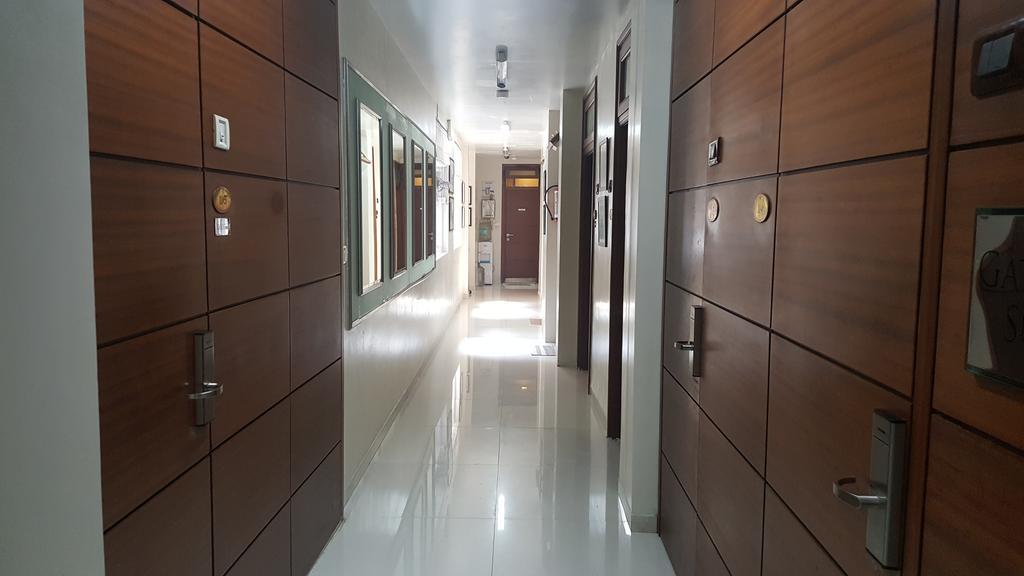 Bentley Hotel Marine Drive Мумбай Екстериор снимка