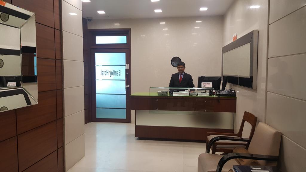 Bentley Hotel Marine Drive Мумбай Екстериор снимка