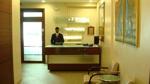 Bentley Hotel Marine Drive Мумбай Екстериор снимка