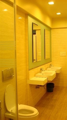 Bentley Hotel Marine Drive Мумбай Екстериор снимка