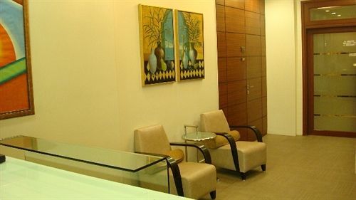 Bentley Hotel Marine Drive Мумбай Екстериор снимка